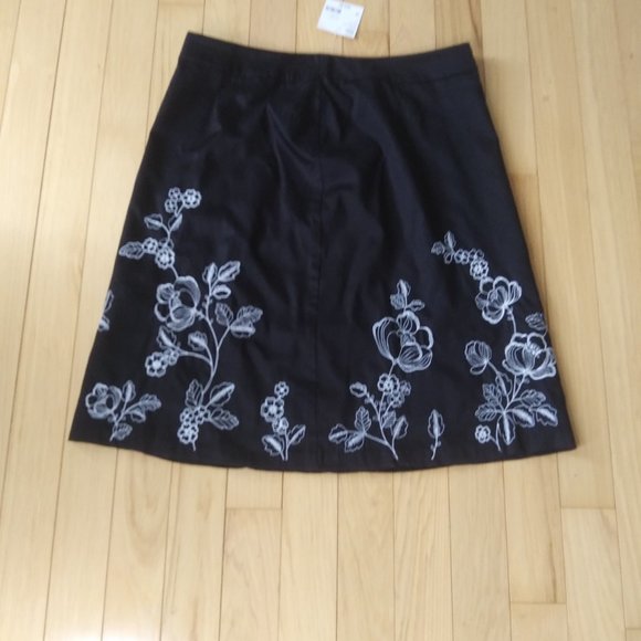 Covington Misses skirt white embroidery on black - Picture 2 of 14
